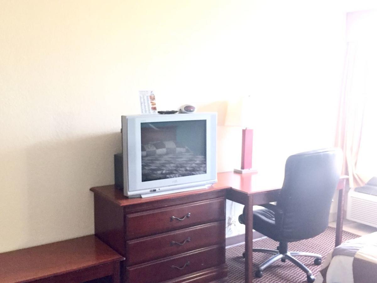 Courtesy Inn Del City Bagian luar foto